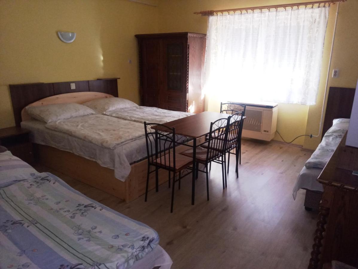 Szivarvany Apartman Gyula Exterior foto